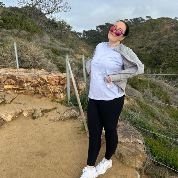 Meet your Posher! 💕 - Picture 3 of 4